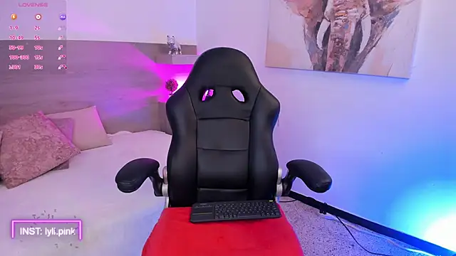 Snapshot of LyliPink chatting on 10-18-25, 04:04 LyliPink online show from 10-18-25, 04:04