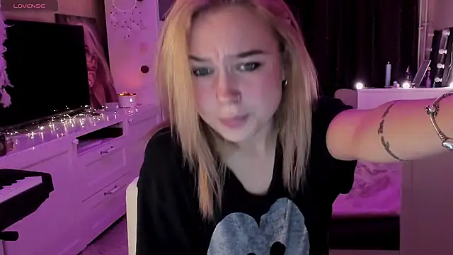 Snapshot of MaryDreaminess chatting on 03-22-25, 04:47 MaryDreaminess online show from 03-22-25, 04:47