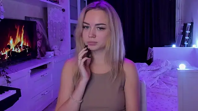 Snapshot of MaryDreaminess chatting on 10-11-25, 08:29 MaryDreaminess online show from 10-11-25, 08:29