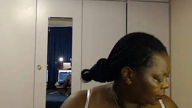 Snapshot of MatureBoobsDiva chatting on 11-01-25, 02:41 MatureBoobsDiva online show from 11-01-25, 02:41