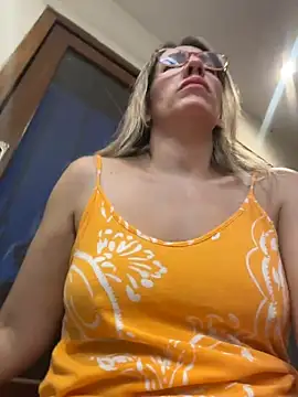 Snapshot of Gatitacarlita chatting on 12-20-25, 10:50 Gatitacarlita online show from 12-20-25, 10:50