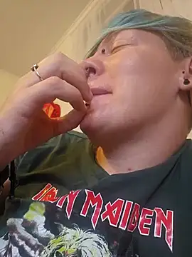 Snapshot of PinkTheHawk chatting on 12-22-24, 09:42 PinkTheHawk online show from 12-22-24, 09:42