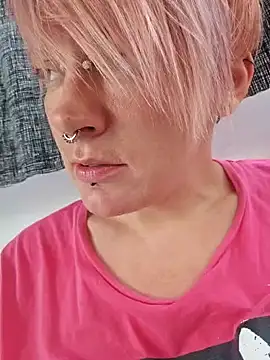 Snapshot of PinkTheHawk chatting on 01-17-25, 06:02 PinkTheHawk online show from 01-17-25, 06:02