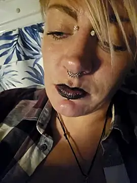 Snapshot of PinkTheHawk chatting on 01-23-25, 11:04 PinkTheHawk online show from 01-23-25, 11:04