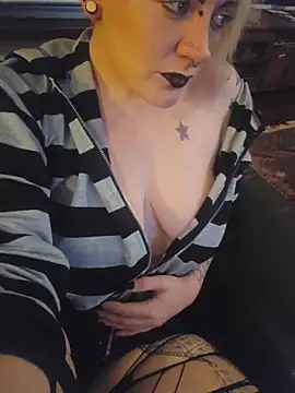 Snapshot of PinkTheHawk chatting on 10-16-25, 09:32 PinkTheHawk online show from 10-16-25, 09:32