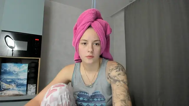 Snapshot of why_again_me chatting on 10-22-25, 07:57 why again me online show from 10-22-25, 07:57