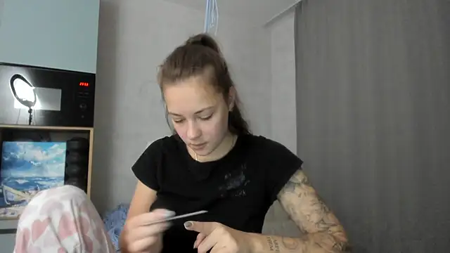 Snapshot of why_again_me chatting on 10-31-25, 08:54 why again me online show from 10-31-25, 08:54