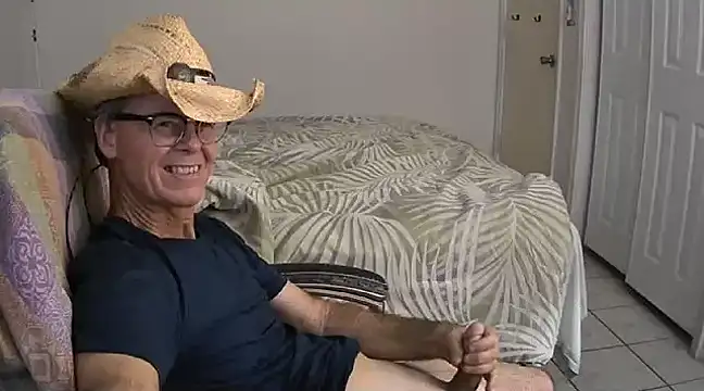 Snapshot of nakeedcowboi65 chatting on 02-05-25, 06:37 nakeedcowboi65 online show from 02-05-25, 06:37