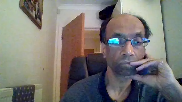 Snapshot of rauncher1 chatting on 09-17-25, 08:32 rauncher1 online show from 09-17-25, 08:32