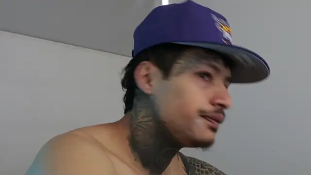 Snapshot of trieone chatting on 12-17-24, 02:11 trieone online show from 12-17-24, 02:11