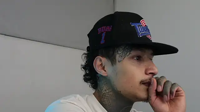 Snapshot of trieone chatting on 02-11-25, 05:58 trieone online show from 02-11-25, 05:58