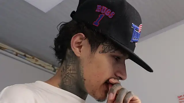 Snapshot of trieone chatting on 02-13-25, 07:13 trieone online show from 02-13-25, 07:13