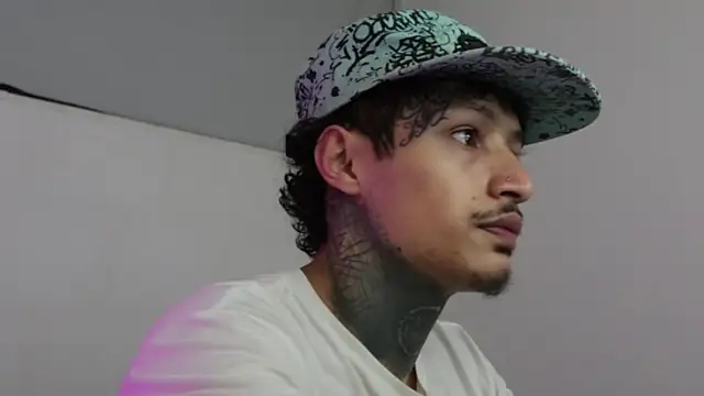 Snapshot of trieone chatting on 03-06-25, 04:19 trieone online show from 03-06-25, 04:19