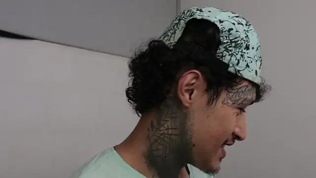 Snapshot of trieone chatting on 03-20-25, 02:19 trieone online show from 03-20-25, 02:19