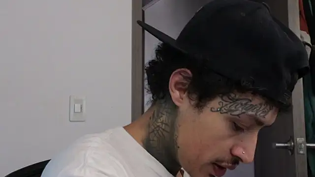 Snapshot of trieone chatting on 09-12-25, 02:17 trieone online show from 09-12-25, 02:17