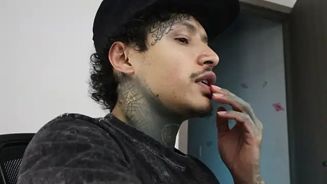 Snapshot of trieone chatting on 10-13-25, 09:37 trieone online show from 10-13-25, 09:37