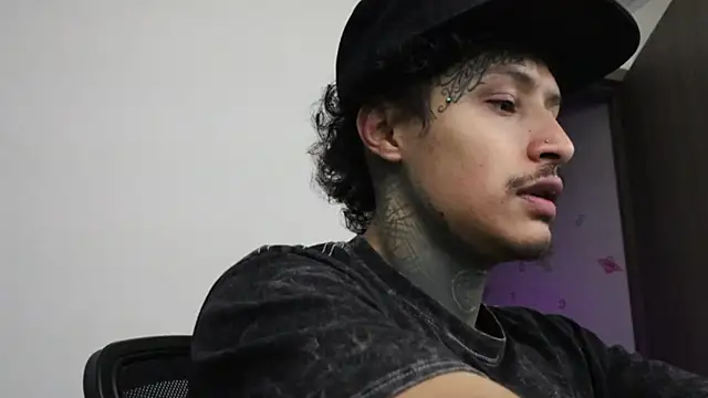 Snapshot of trieone chatting on 10-14-25, 10:54 trieone online show from 10-14-25, 10:54