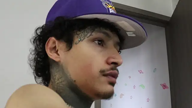 Snapshot of trieone chatting on 10-22-25, 07:57 trieone online show from 10-22-25, 07:57