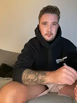 Snapshot of TwopartCuisine chatting on 11-25-25, 06:30 TwopartCuisine online show from 11-25-25, 06:30