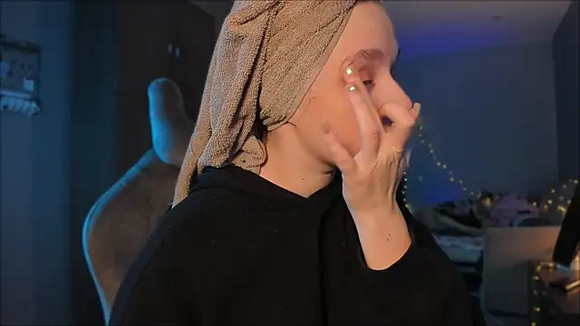 Snapshot of Rachel_Ro chatting on 01-21-25, 06:11 Rachel Ro online show from 01-21-25, 06:11