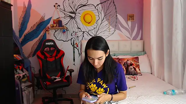 Snapshot of LinzyBaner chatting on 12-11-24, 12:33 LinzyBaner online show from 12-11-24, 12:33