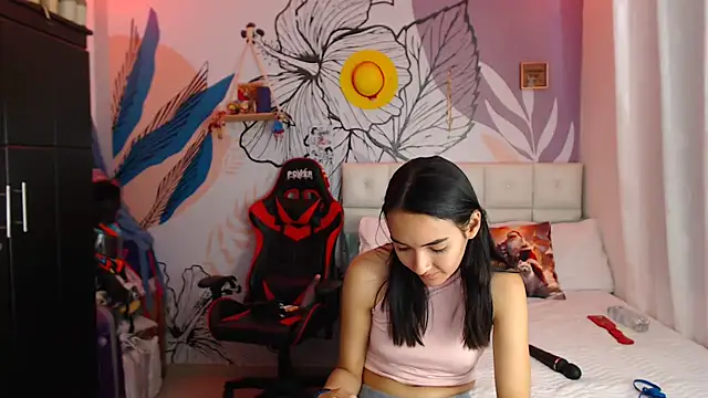 Snapshot of LinzyBaner chatting on 12-13-24, 12:09 LinzyBaner online show from 12-13-24, 12:09