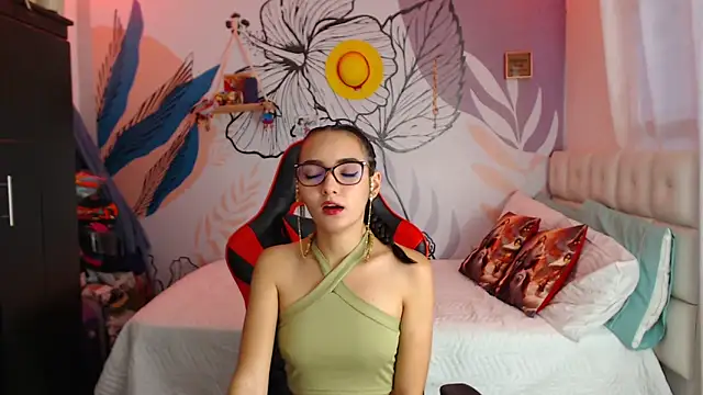 Snapshot of LinzyBaner chatting on 12-28-24, 10:34 LinzyBaner online show from 12-28-24, 10:34