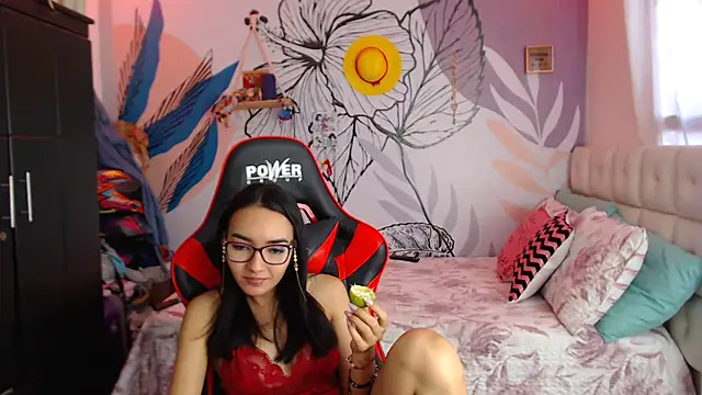 Snapshot of LinzyBaner chatting on 01-13-25, 10:03 LinzyBaner online show from 01-13-25, 10:03