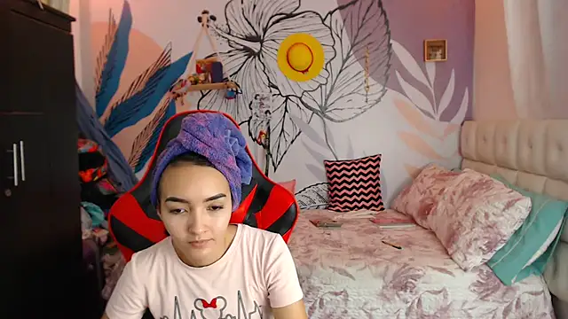 Snapshot of LinzyBaner chatting on 01-23-25, 12:57 LinzyBaner online show from 01-23-25, 12:57