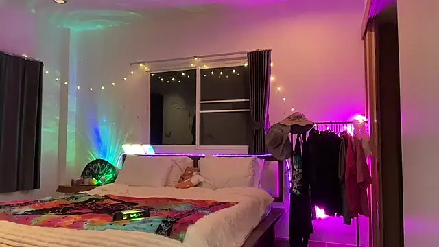 Snapshot of MonicaMilz chatting on 01-31-25, 03:44 MonicaMilz online show from 01-31-25, 03:44