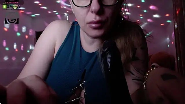 Snapshot of SonyaDevon chatting on 12-28-24, 07:55 SonyaDevon online show from 12-28-24, 07:55