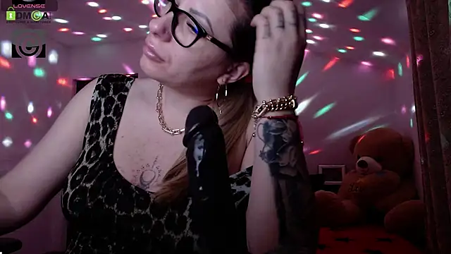 Snapshot of SonyaDevon chatting on 01-04-25, 04:12 SonyaDevon online show from 01-04-25, 04:12