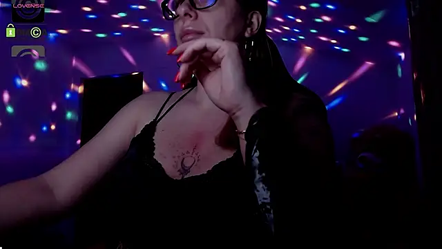 Snapshot of SonyaDevon chatting on 01-11-25, 06:03 SonyaDevon online show from 01-11-25, 06:03