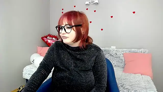 Snapshot of Estheri chatting on 02-12-25, 10:56 Estheri online show from 02-12-25, 10:56