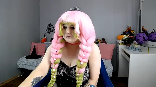 Snapshot of Estheri chatting on 10-29-25, 07:32 Estheri online show from 10-29-25, 07:32