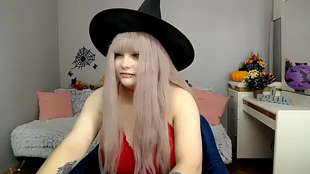 Snapshot of Estheri chatting on 10-31-25, 07:09 Estheri online show from 10-31-25, 07:09