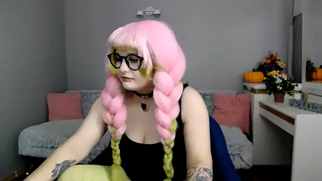 Snapshot of Estheri chatting on 11-25-25, 07:19 Estheri online show from 11-25-25, 07:19