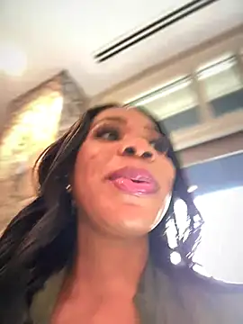 Snapshot of Belle___ chatting on 10-12-25, 02:38 Belle online show from 10-12-25, 02:38