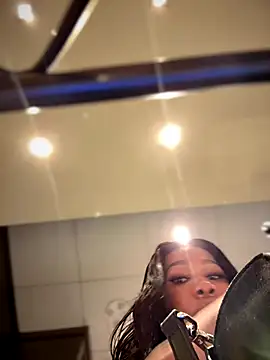 Snapshot of Belle___ chatting on 10-19-25, 02:40 Belle online show from 10-19-25, 02:40