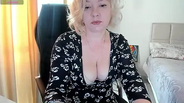 Snapshot of Colette__1977 chatting on 02-23-26, 05:05 Colette 1977 online show from 02-23-26, 05:05