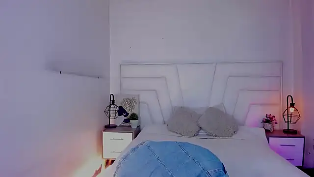 Ellie Alves online show from 02-28-25, 01:03