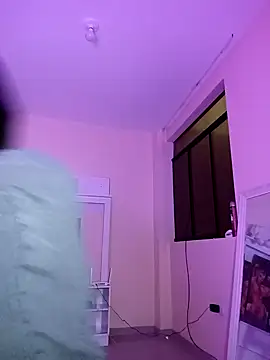 Snapshot of Latin_summer chatting on 12-12-24, 01:32 Latin summer online show from 12-12-24, 01:32