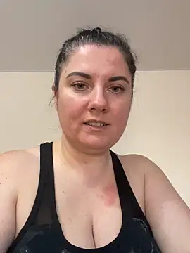 Snapshot of alisiaparril chatting on 03-18-25, 06:57 alisiaparril online show from 03-18-25, 06:57