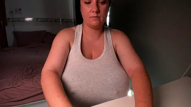 Snapshot of alisiaparril chatting on 09-15-25, 05:18 alisiaparril online show from 09-15-25, 05:18