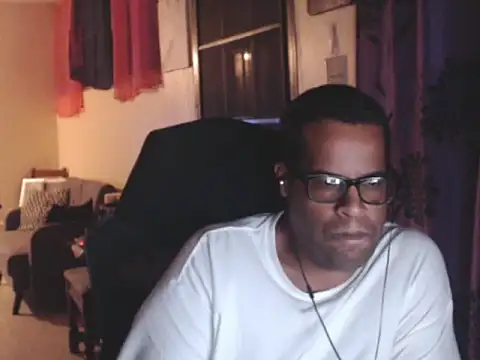 Snapshot of thesugar32 chatting on 10-23-25, 02:11 thesugar32 online show from 10-23-25, 02:11