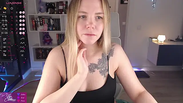 Snapshot of Emma_Bryan chatting on 11-27-25, 06:32 Emma Bryan online show from 11-27-25, 06:32