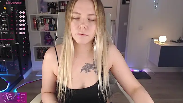 Snapshot of Emma_Bryan chatting on 11-28-25, 10:12 Emma Bryan online show from 11-28-25, 10:12