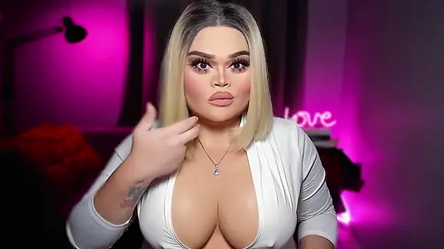 Snapshot of KarolinaThompson chatting on 02-18-26, 05:36 KarolinaThompson online show from 02-18-26, 05:36