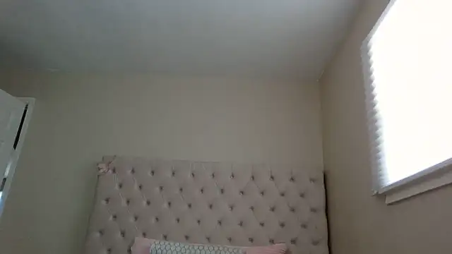 Snapshot of beautylovess chatting on 12-15-25, 06:12 beautylovess online show from 12-15-25, 06:12