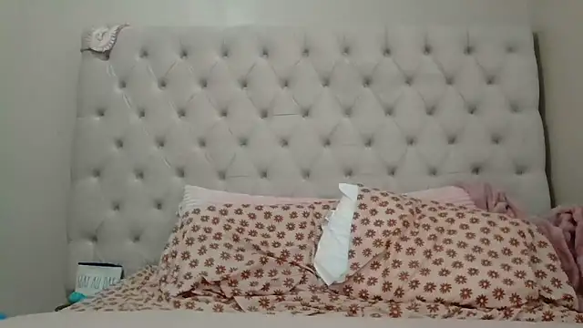 Snapshot of beautylovess chatting on 01-17-26, 04:43 beautylovess online show from 01-17-26, 04:43